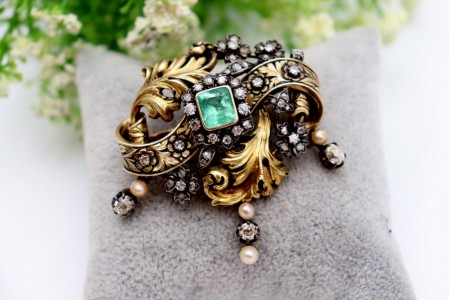 Pregadeira em ouro e prata com diamantes (20), lascas de diamante e esmeralda 