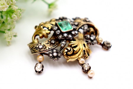 Pregadeira em ouro e prata com diamantes (20), lascas de diamante e esmeralda 