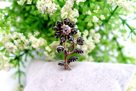 Pregadeira em ouro e prata em forma de flor com diamantes coroados