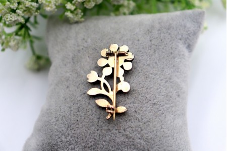 Pregadeira em ouro e prata em forma de flor com diamantes coroados