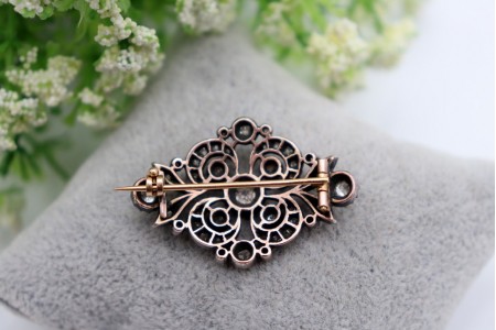  Pregadeira em ouro e prata com diamantes em talhe brilhante antigo e lascas 