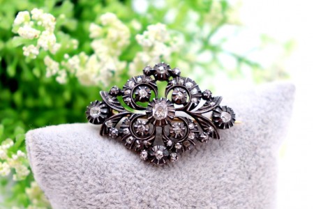  Pregadeira em ouro e prata com diamantes em talhe brilhante antigo e lascas 