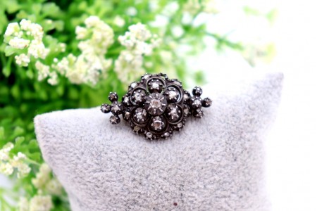  Pregadeira em ouro e prata com diamantes coroados e lascas de diamante.