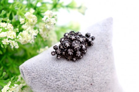  Pregadeira em ouro e prata com diamantes coroados e lascas de diamante.