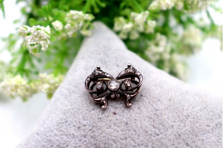 Pregadeira em ouro e prata com lascas de diamantes e diamante em talhe brilhante