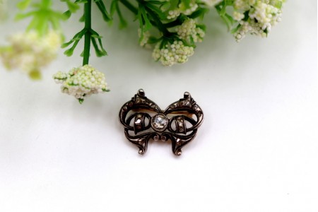 Pregadeira em ouro e prata com lascas de diamantes e diamante em talhe brilhante