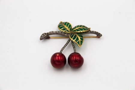  Pregadeira de ouro e prata com diamantes (38) em talhe antigo em forma de folhas com esmaltes policromados e par de cerejas articuladas.