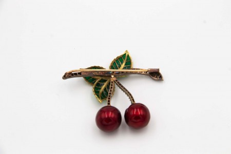  Pregadeira de ouro e prata com diamantes (38) em talhe antigo em forma de folhas com esmaltes policromados e par de cerejas articuladas.