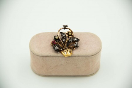 Pregadeira de ouro e prata em formato de bouquet de flores com lascas de diamant