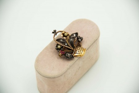 Pregadeira de ouro e prata em formato de bouquet de flores com lascas de diamant