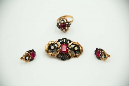 Conjunto de pregadeira, brincos e anel em ouro e prata