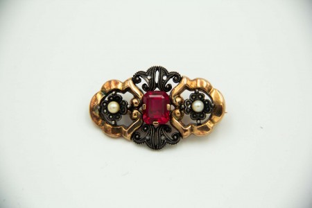 Conjunto de pregadeira, brincos e anel em ouro e prata