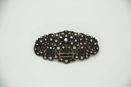 Pregadeira de prata e ouro com diamantes em talhe brilhante e lascas de diamante