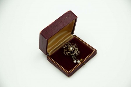 Pregadeira de ouro e prata com três pérolas e lascas de diamantes com estojo