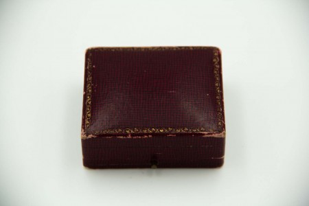 Pregadeira de ouro e prata com três pérolas e lascas de diamantes com estojo