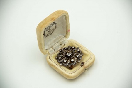 Pregadeira de ouro e prata com diamantes em talhe brilhante e lascas de diamante