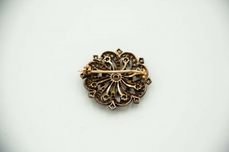 Pregadeira de ouro e prata com diamantes em talhe brilhante e lascas de diamante