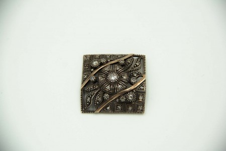 Pregadeira quadrada de ouro e prata com diamante em talhe brilhante e lascas.. C