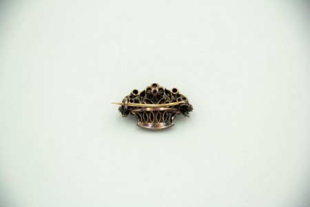 Pregadeira de ouro e prata em formato de cesto de flores