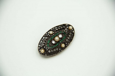 Pregadeira oval de ouro e prata com pérolas, diamantes em talhe brilhante