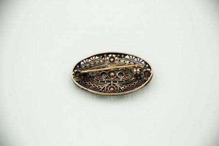 Pregadeira oval de ouro e prata com pérolas, diamantes em talhe brilhante