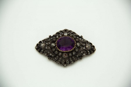 Pregadeira de ouro e prata com diamantes coroados, lascas de diamante e ametista