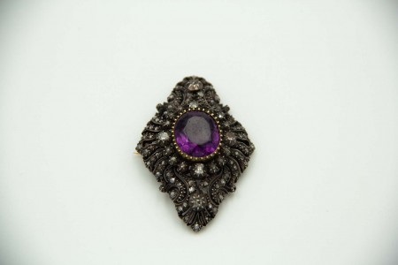 Pregadeira de ouro e prata com diamantes coroados, lascas de diamante e ametista