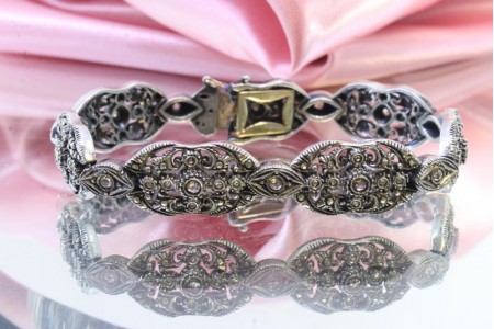  Pulseira em ouro e prata com diamantes coroados no centro de cada elo, e fecho de segurança.