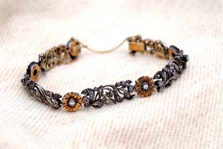 Pulseira em ouro e prata recortada com diamantes em talhe brilhante e lascas, corrente de segurança.