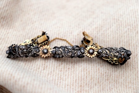 Pulseira em ouro e prata recortada com diamantes em talhe brilhante e lascas, corrente de segurança.