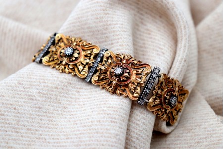 Pulseira em ouro e prata com relevos com zircónias e lascas de diamantes