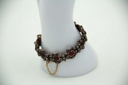 Pulseira de ouro e prata com elos articulados, rubis em talhe cabochão e lascas