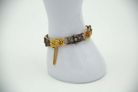  Pulseira de ouro e prata articulada com relevos em forma de rosas e diamantes