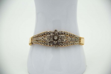 Pulseira de ouro e prata com diamante aplicado no centro em forma de flor e lasc