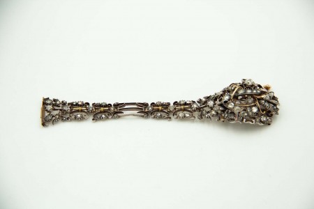 Pulseira de ouro e prata com diamantes (65) coroados de várias dimensões.
