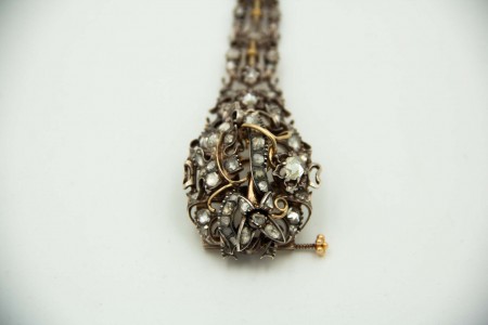 Pulseira de ouro e prata com diamantes (65) coroados de várias dimensões.