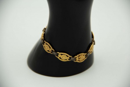 Pulseira de ouro e prata articulada com elos recortados e aplicação de lascas de