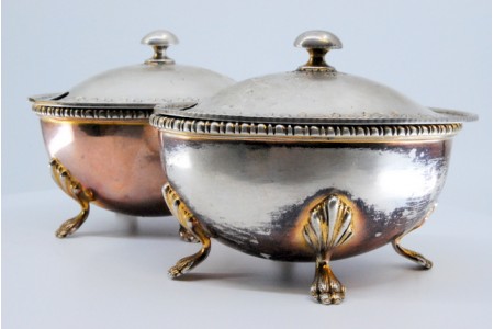 Açucareiros em prata com frisos nos rebordos, pomos nas tampas e assentes sobre pés em forma de garras.