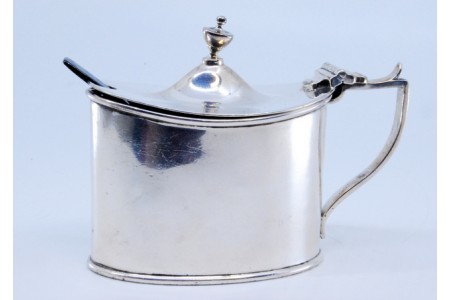  Açucareiro em prata com alma em vidro azul como depósito e colher, período George II.