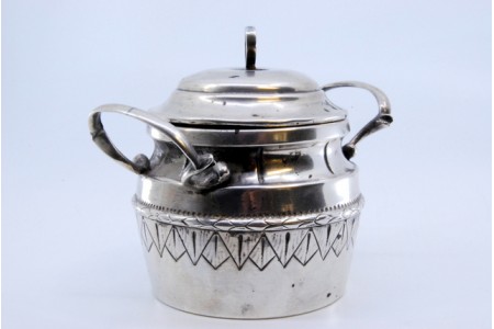 Açucareiro em prata com friso e gravados na envolvência e tampa com pomo.