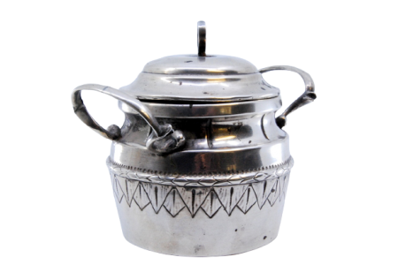 Açucareiro em prata com friso e gravados na envolvência e tampa com pomo.