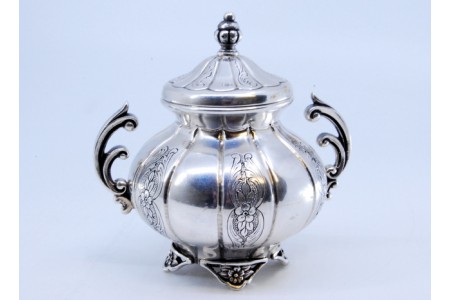 Açucareiro em prata gomada e gravados com motivos florais.