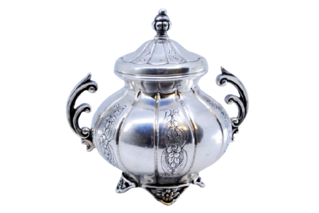 Açucareiro em prata gomada e gravados com motivos florais.