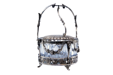 Açucareiro em prata com laços, mascarões, tampa basculante, e interior em vidro lapidado com colher.