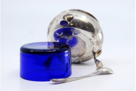 Açucareiro em prata com alma de vidro azul e assente sobre três pés com garras.