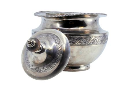 Açucareiro em prata com gravados na envolvência e tampa com pomo de madeira.