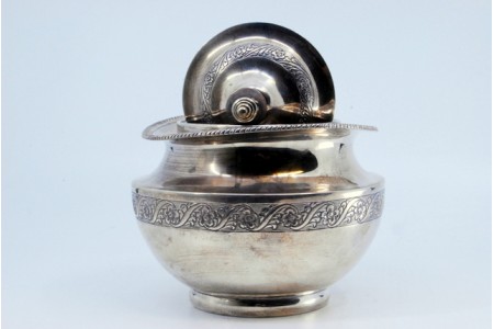 Açucareiro em prata com gravados na envolvência e tampa com pomo de madeira.