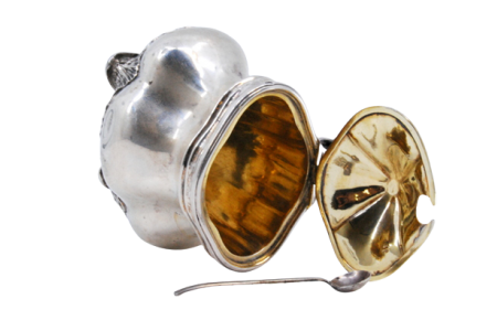 Açucareiro em prata gomada de tampa basculante com colher e interior dourado.