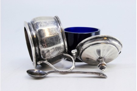 Açucareiro em prata gomada com alma de vidro azul e concha.