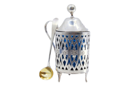 Açucareiro em prata com estrutura recortada e interior em vidro com pá de açucar e tampa com pega redonda